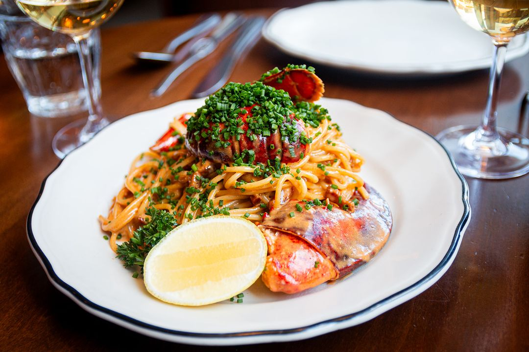 Homard et pâtes servis à table