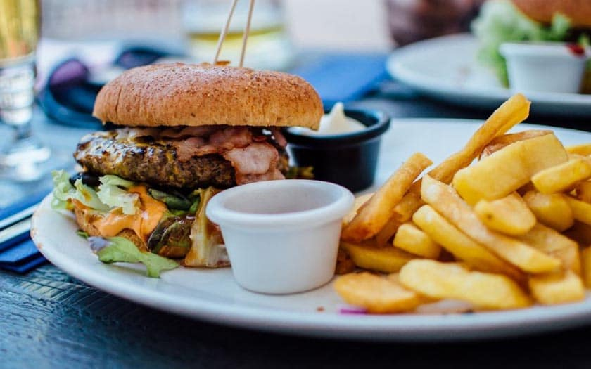 Burger et frites dressés en assiette
